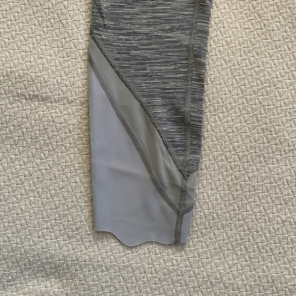 Wunder Under Scalloped Hem High-Rise Crop - Picture 5 of 10